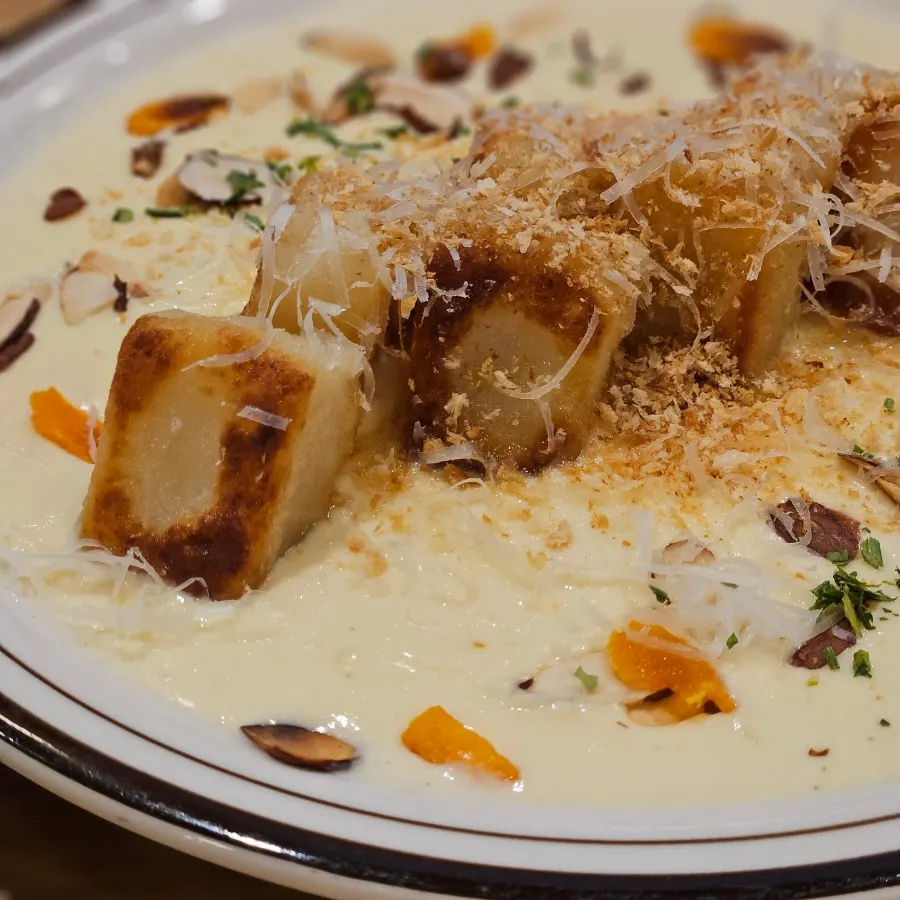 크림소스에 버무려진 감자 뇨끼 클로즈업