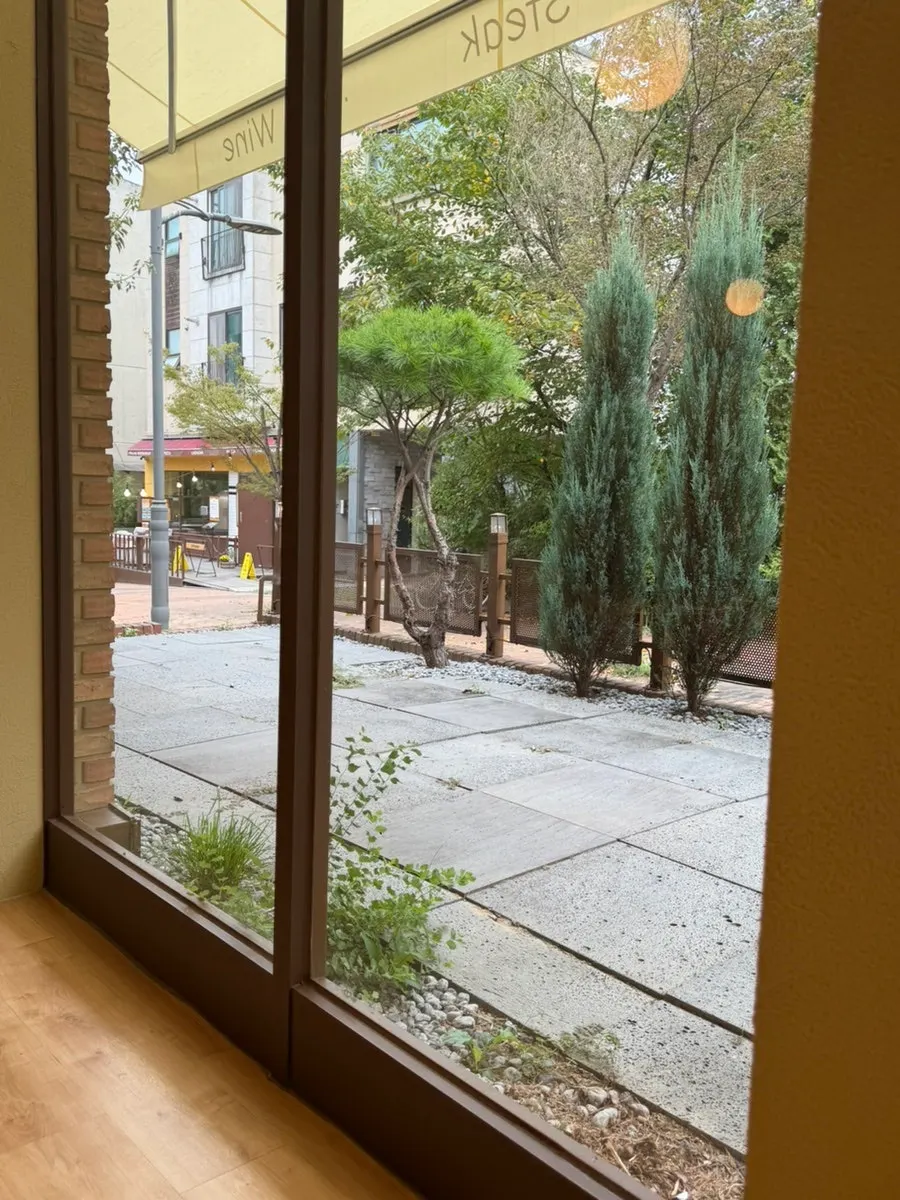 Alley view of the Baekhyeon-dong café street