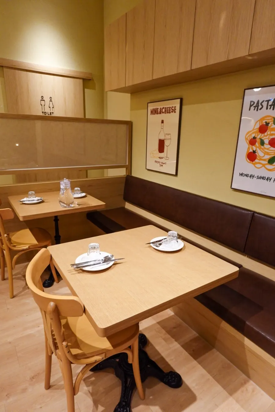 Seating at Raon Sik Tak with generous spacing between tables
