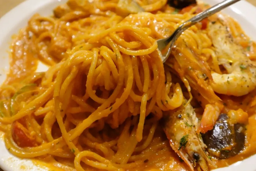 Shrimp rosé pasta lifted on a fork