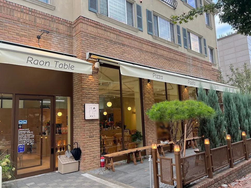 レンガ外観のラオンシクタク パンギョ店入口