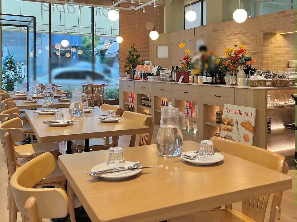 温かみのあるラオンシクタク パンギョ店の内装