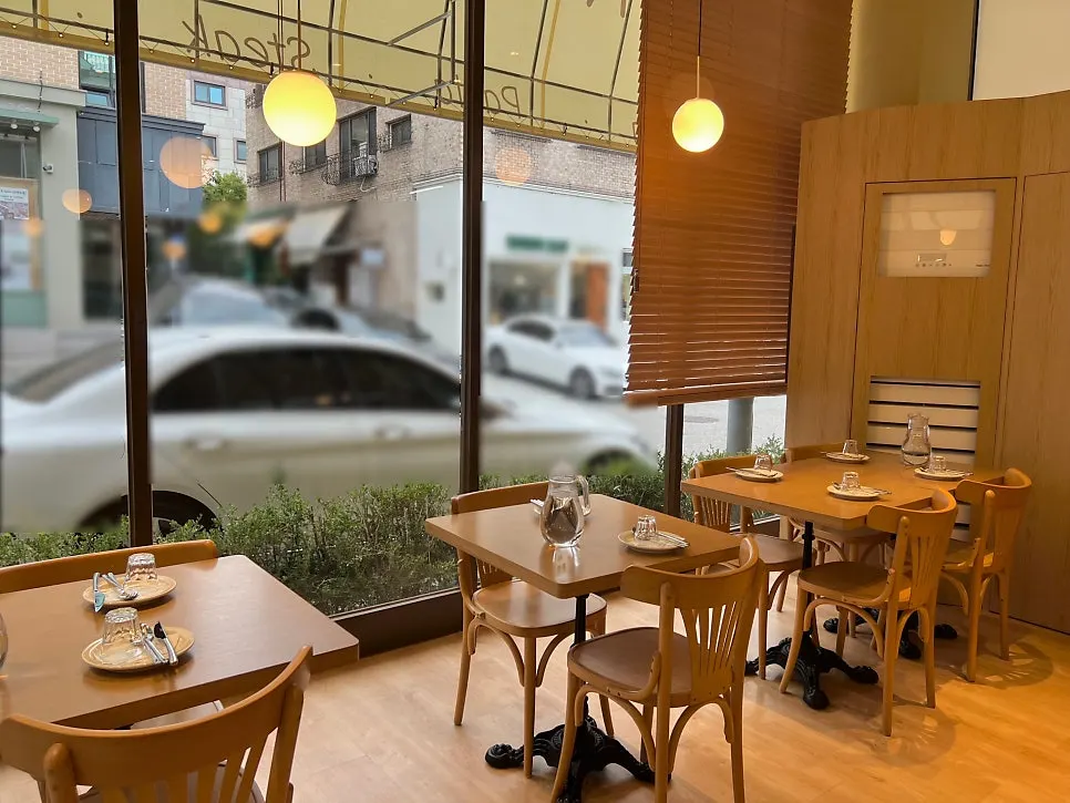 テーブルが多いラオンシクタク パンギョ店のホール