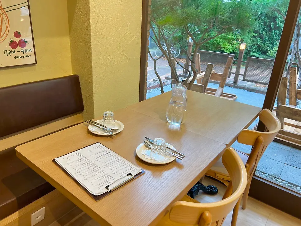 ラオンシクタク パンギョ店のテーブルセッティング
