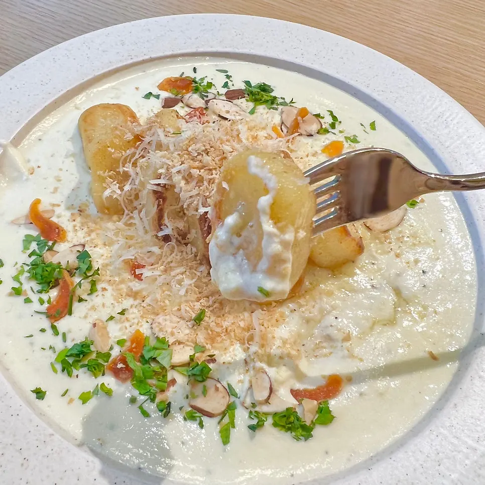 クリームソースに絡めた手作りポテトニョッキ