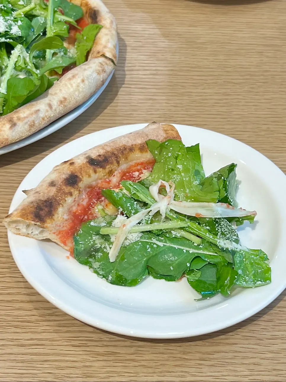 チーズが伸びるマルゲリータピザの一切れ