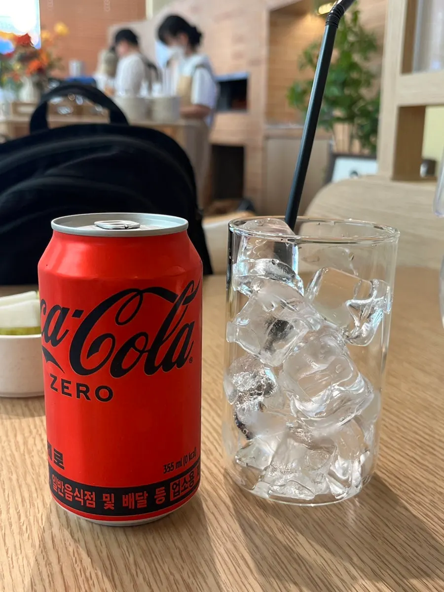 콜라와 얼음컵