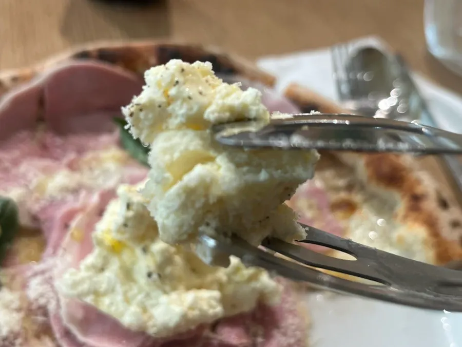 피자 위 리코타 치즈 토핑