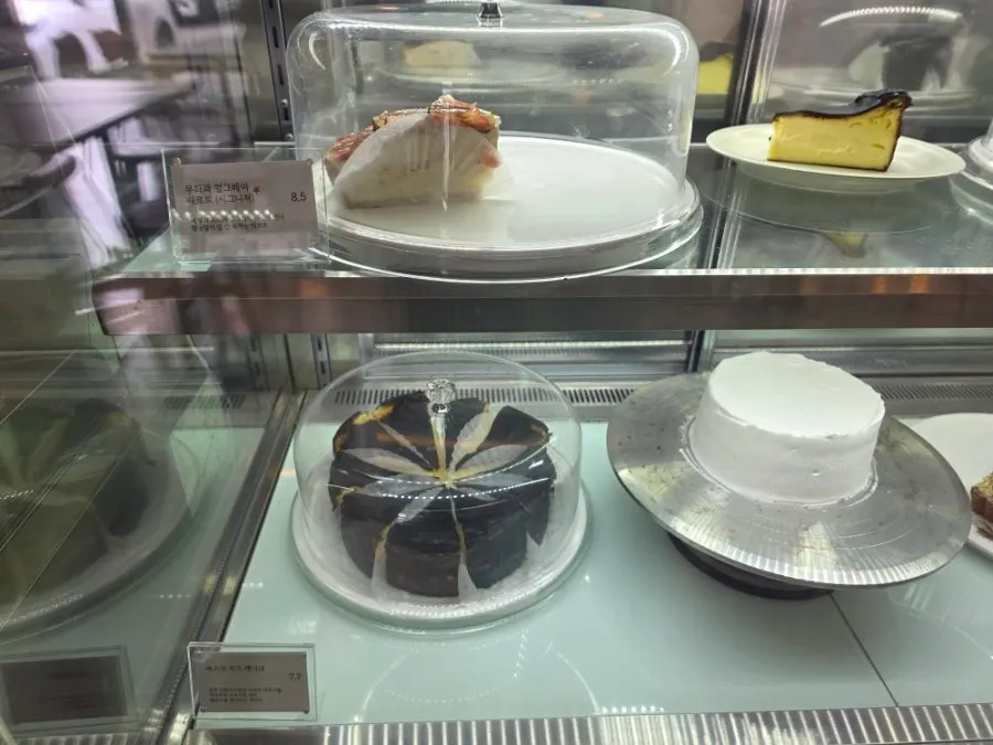 라핀스 카페 좌석과 테이블