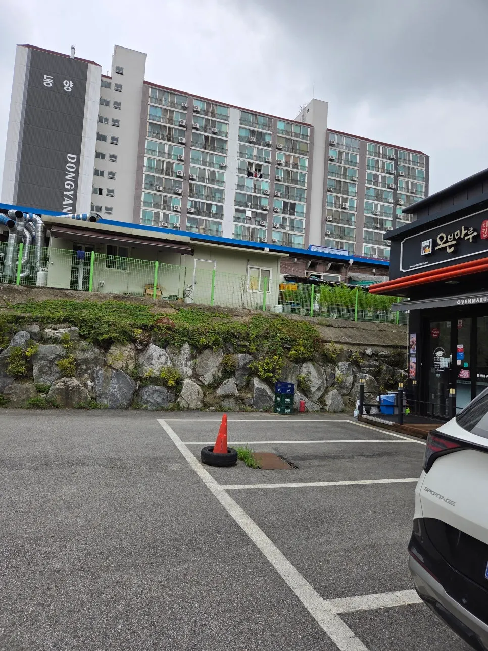 Parking lot in front of Lapins