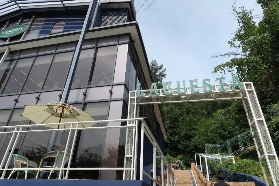 Exterior of La Cuesta with its exotic café atmosphere