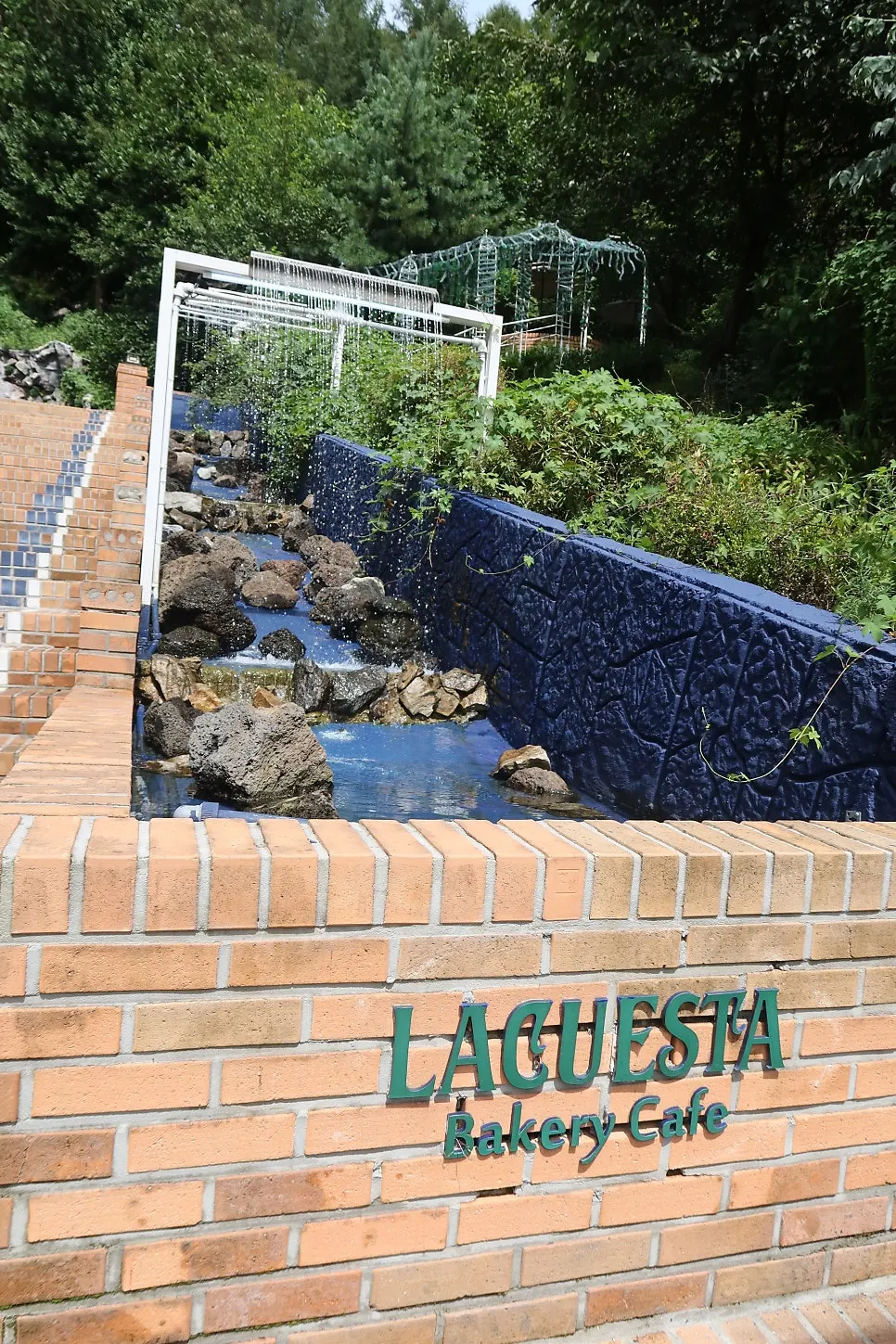 Vertical exterior view of the La Cuesta building
