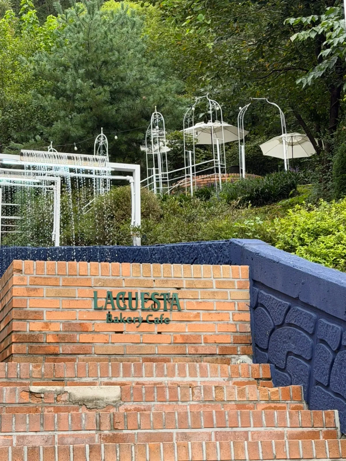 Exterior of La Cuesta, a large Gonjiam café near Hwadam Botanic Garden