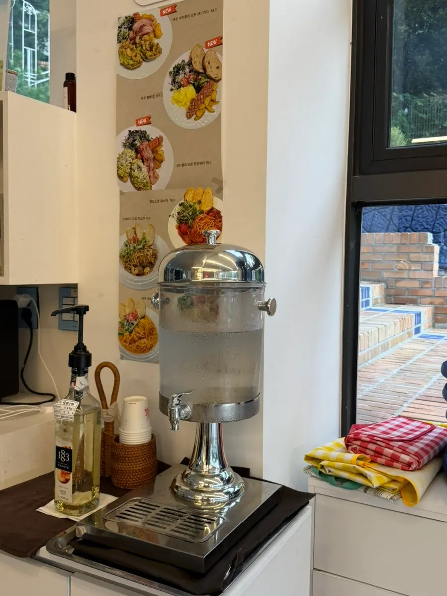 Wide café space leading up to the second floor of La Cuesta