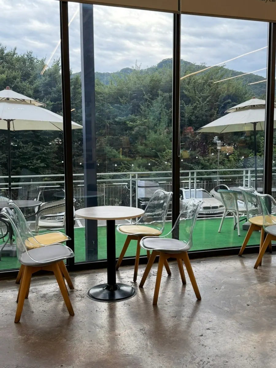 Various table seating styles at La Cuesta