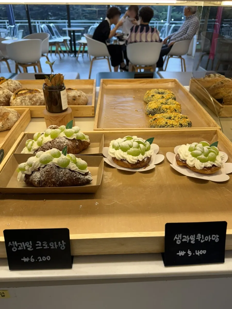 Shelf with a variety of breads at La Cuesta