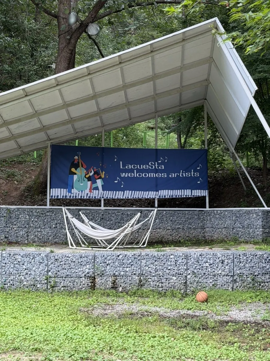 Outdoor activity space above the La Cuesta café