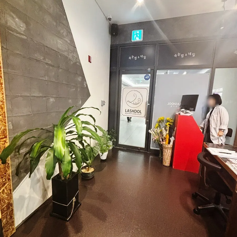 Overview of the Lash Doll Munjeong Station salon interior