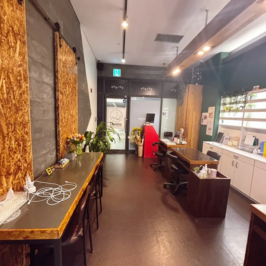 Interior of the Lash Doll Munjeong Station salon after treatment