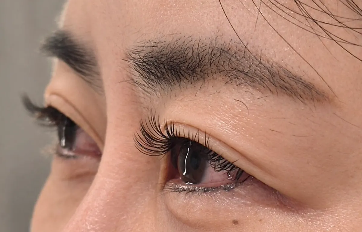 Before and after comparison of the lash extension treatment
