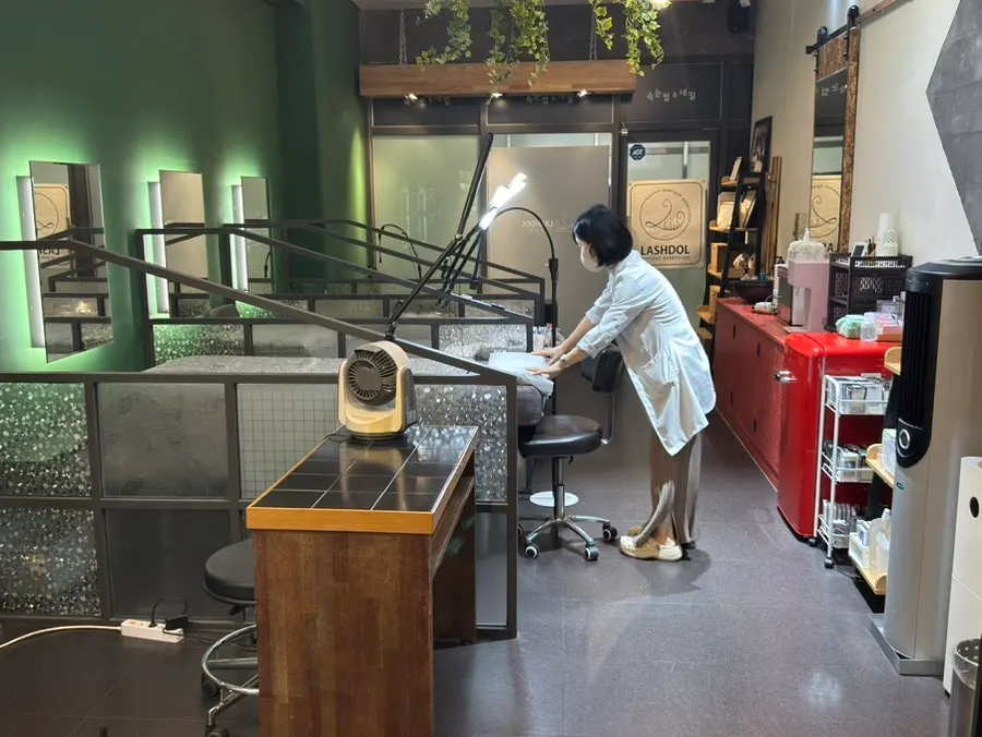 Clean interior space at Lash Doll's Munjeong Station branch
