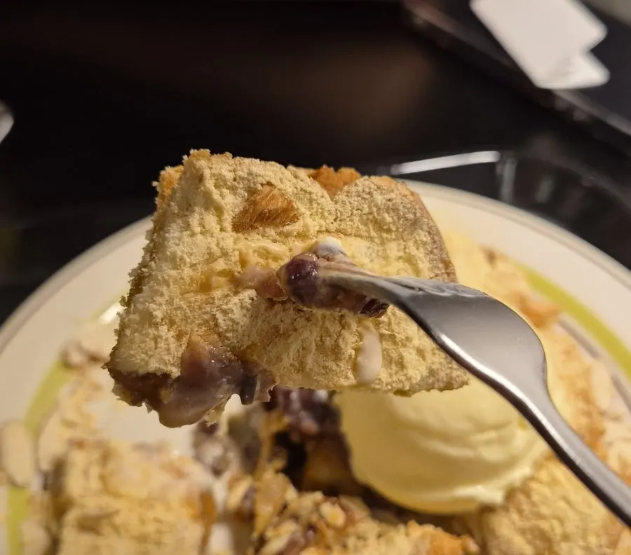 Hongrad toast topped with ice cream