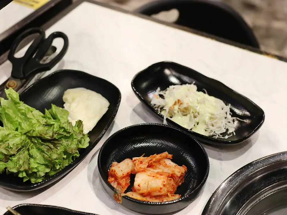 사장님이 연탄불에 흑돼지 굽는 모습