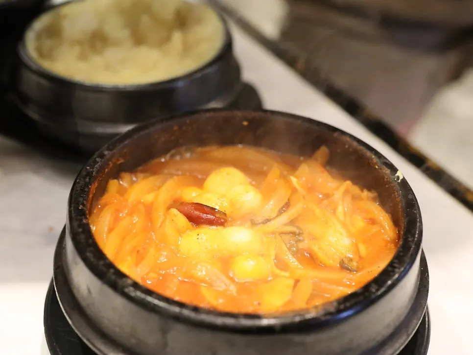 두툼하게 썰린 숙성 흑돼지 단면