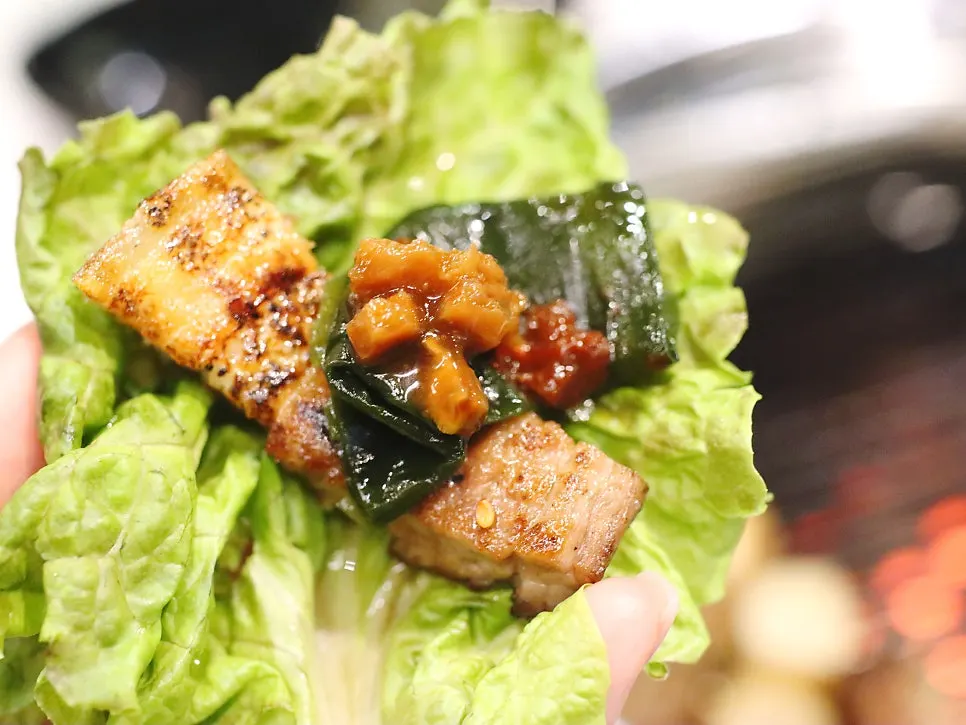 찌개와 함께 차려진 저녁 상차림