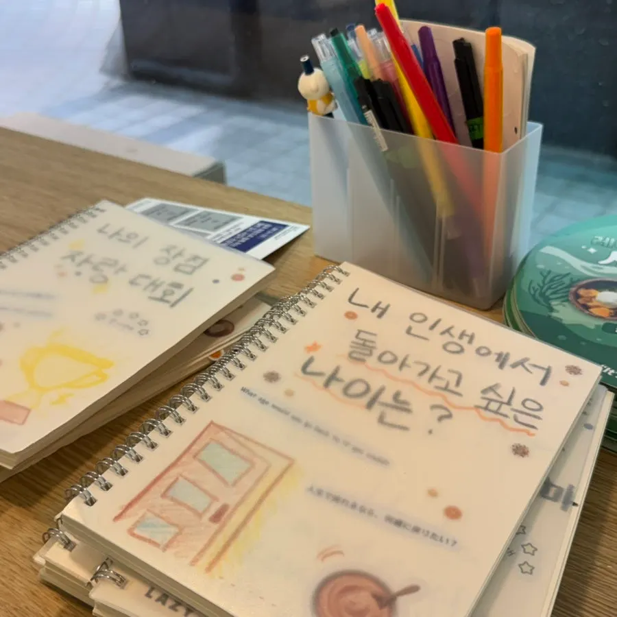 맛별로 담긴 요거트 통이 보이는 주방