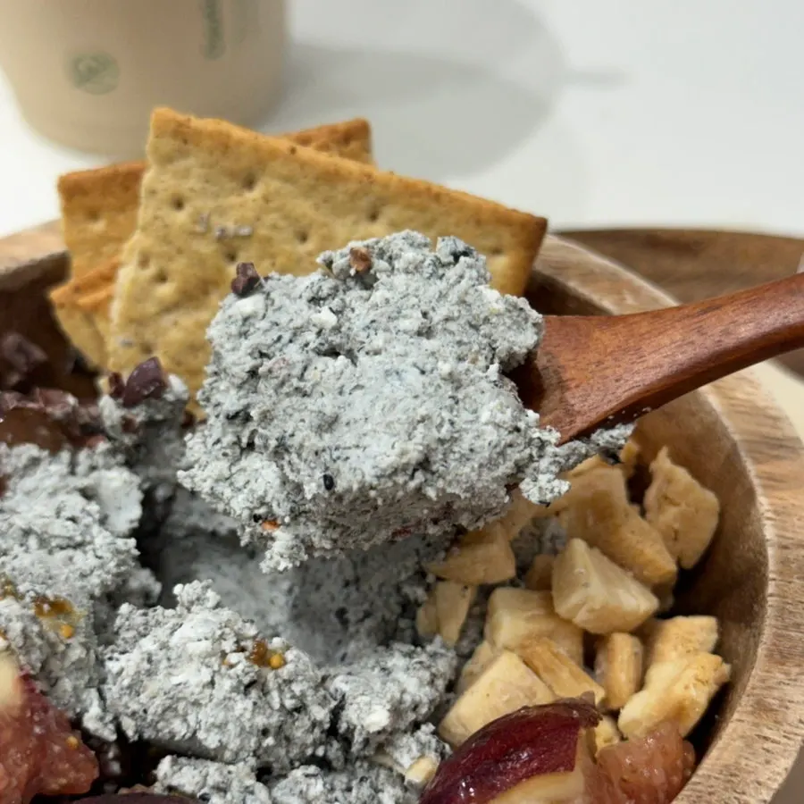 스푼으로 뜬 꾸덕한 흑임자 그릭요거트