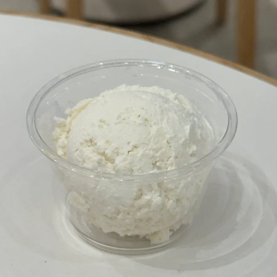 플레인처럼 보이는 쌀 그릭 맛보기 컵