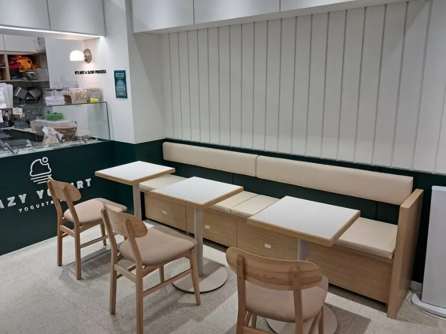 The quiet atmosphere inside Lazy Yogurt Gangnam
