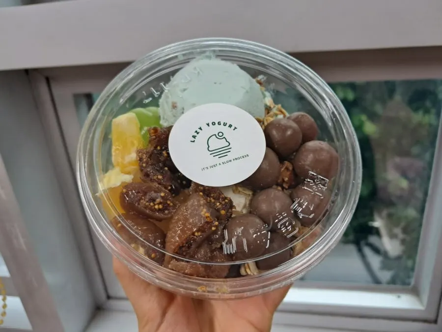 Claire double with chestnut and pistachio yogurt, choco balls and fig added