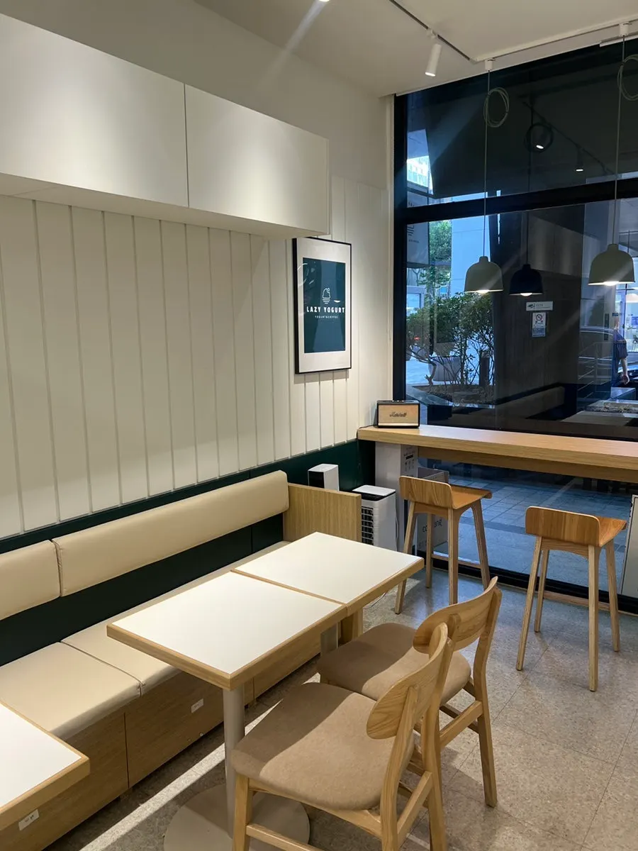 Interior of Lazy Yogurt Gangnam with plenty of seating