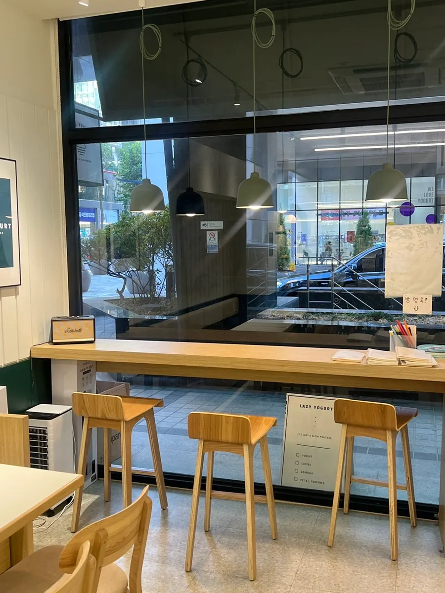 Clean tables inside the store