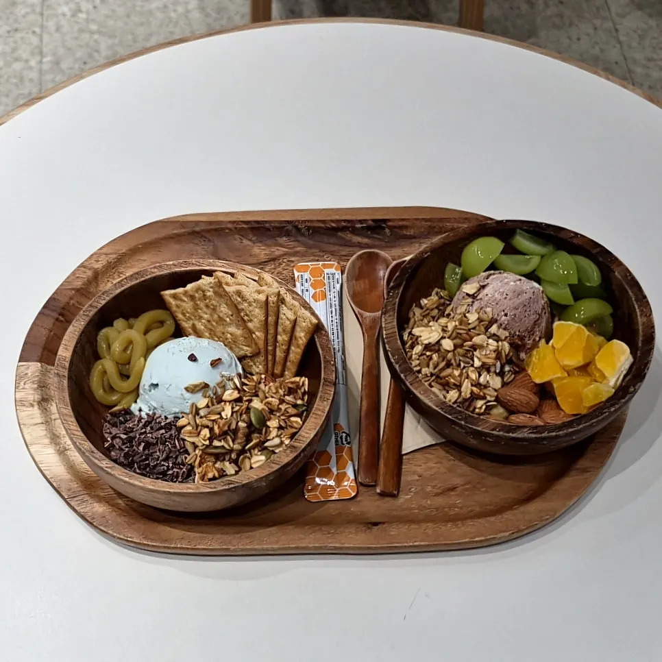 레이지요거트 강남점에서 주문한 그릭요거트 두 컵