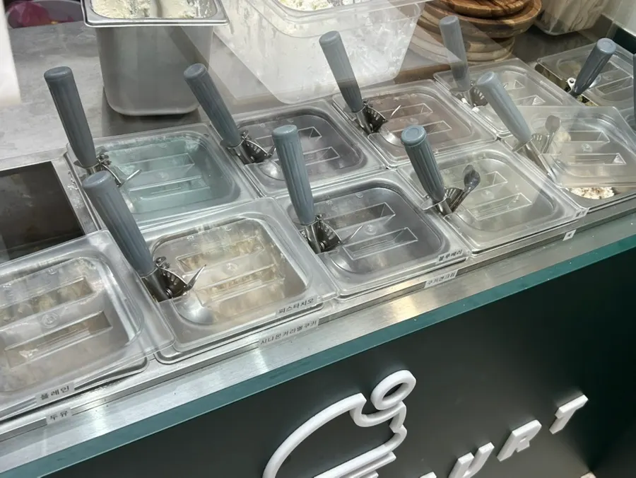Custom menu board for choosing base and toppings
