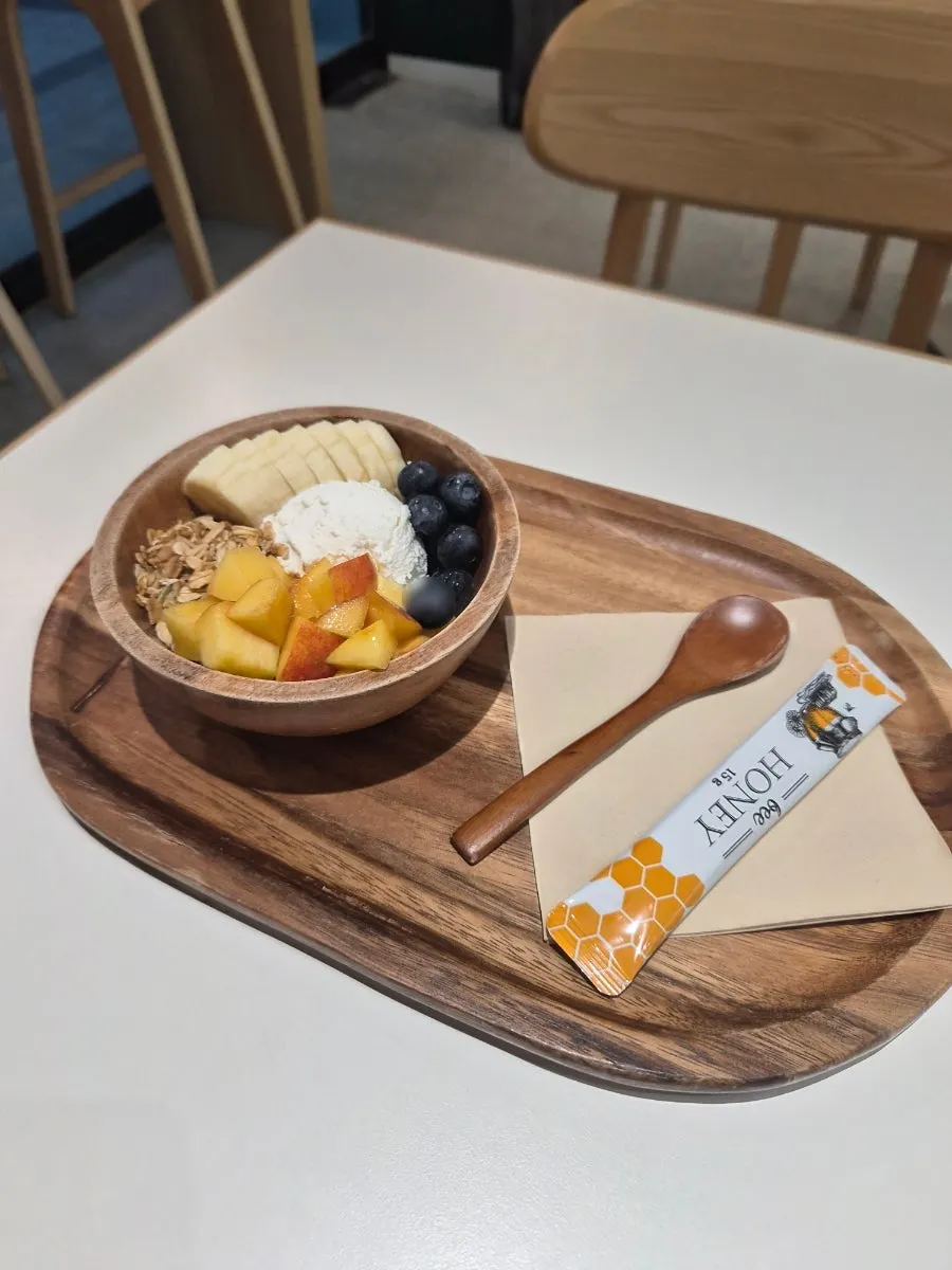 Beheu Single yogurt bowl with honey in a wooden bowl
