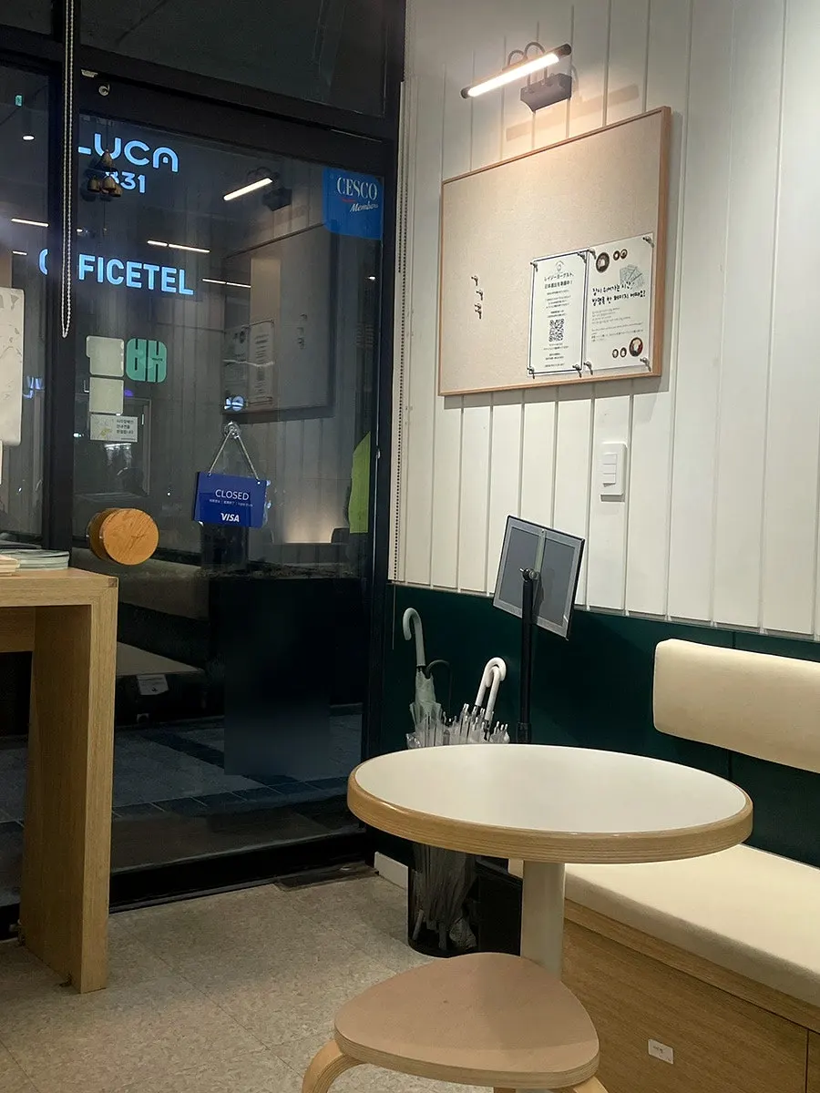 레이지요거트 강남점 테이블과 아늑한 조명