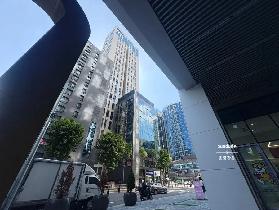 강남역 신분당선 4번출구 인근 거리 모습