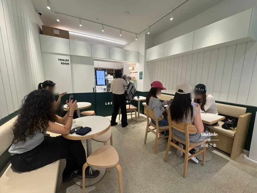 레이지요거트 강남점 매장 내부 전경