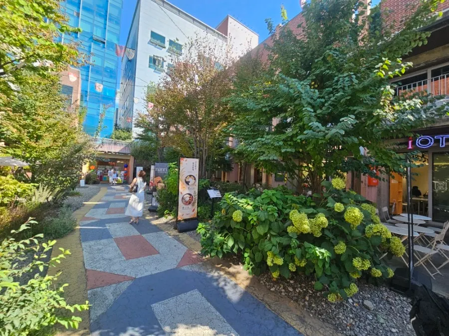 Exterior of Lazy Yogurt Seongsu and its outdoor terrace