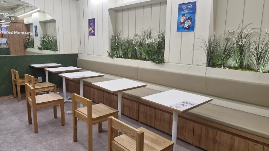 레이지요거트 성수점 실내 테이블 공간
