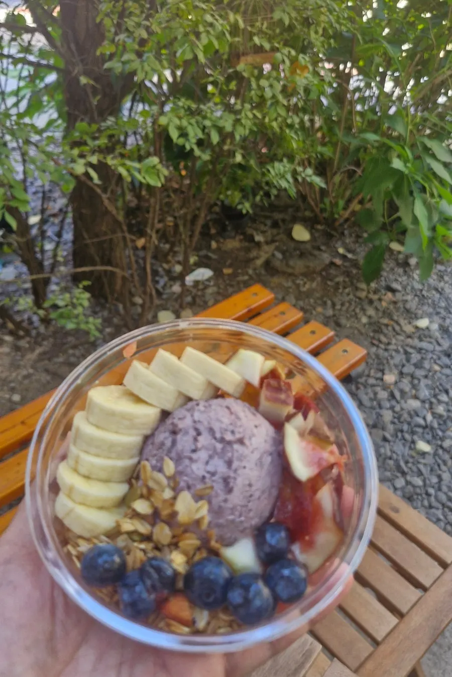 블루베리와 그래놀라가 올라간 베흐 요거트