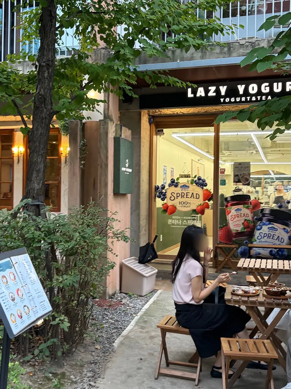 Exterior of Lazy Yogurt Seongsu tucked in a Seongsu alley