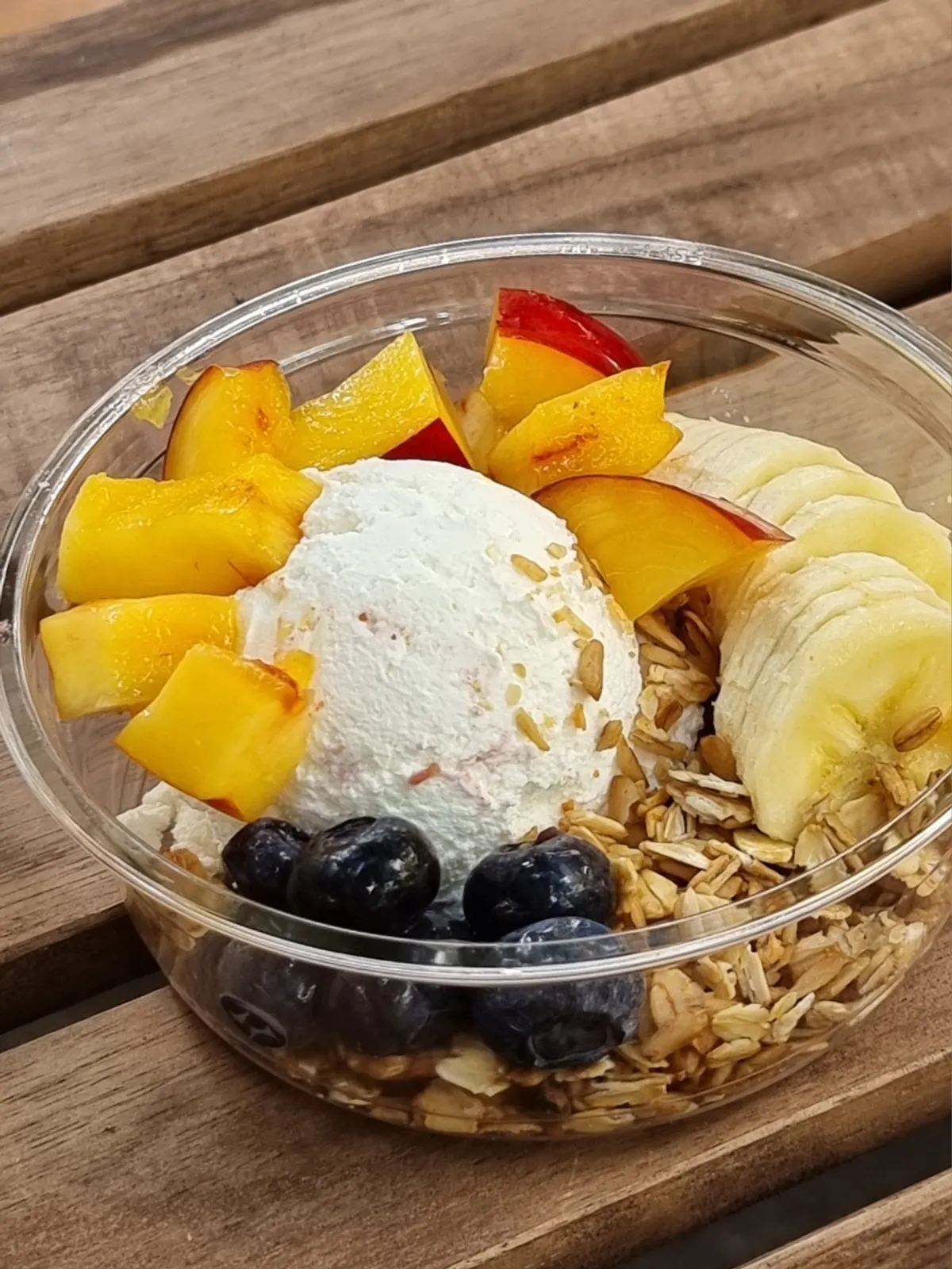 Beh Single Greek yogurt topped with fruit and granola