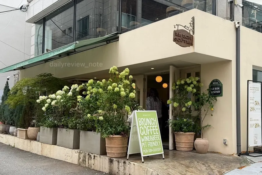 Entrance and signage of Le Bon Goûter