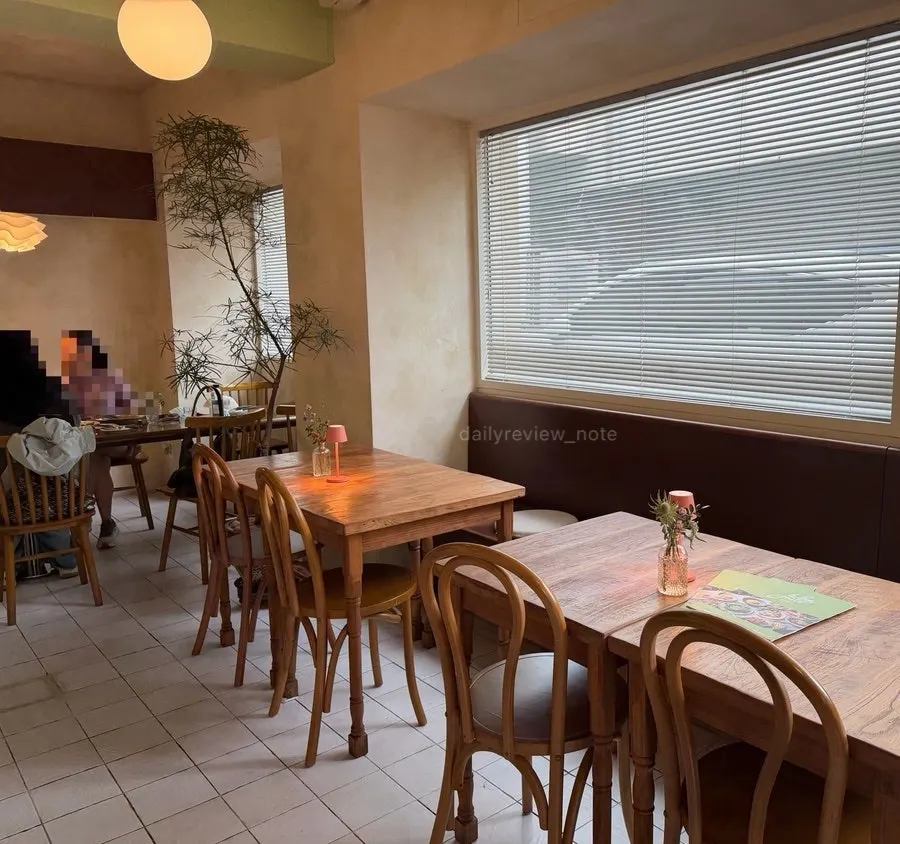 Interior decor and lighting at Le Bon Goûter