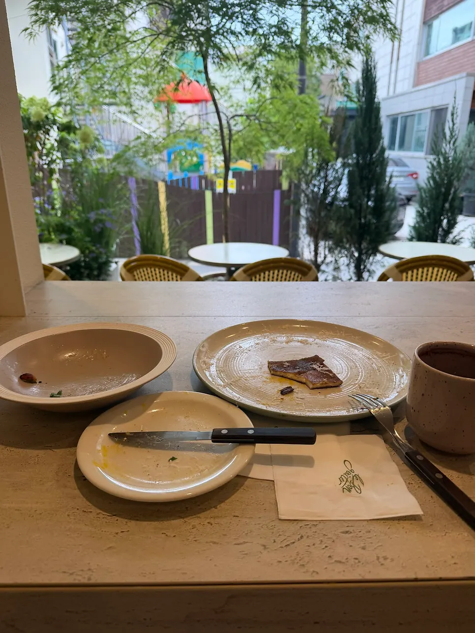 갈레트와 아메리카노를 함께 둔 테이블